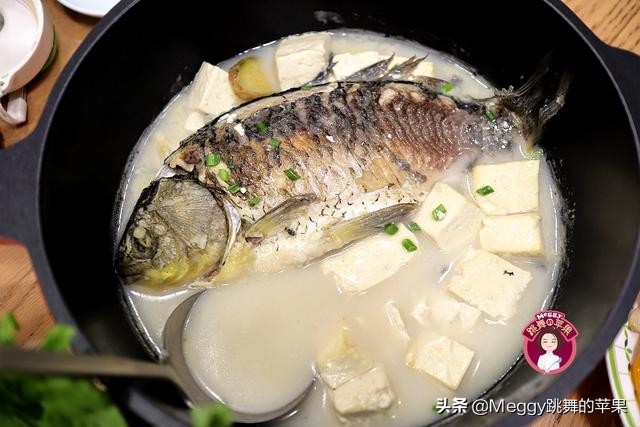 高考生家的晚餐破天荒5菜1汤，最出彩儿的鲫鱼汤，像牛奶般浓白
