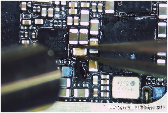 iPhone7手机突然无服务了，师傅换一个成本几毛钱的小元件搞定