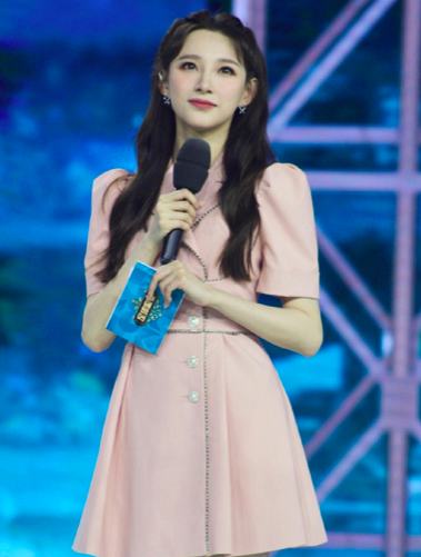 央视天团聚会！李梓萌穿露肩装颜值出众，仨新晋美女主持同框比美