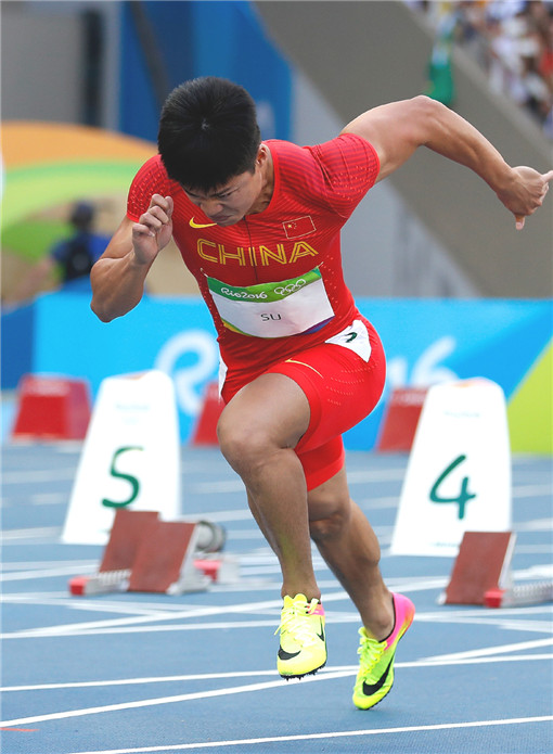 因此在教练的建议下,苏炳添更换了起跑脚