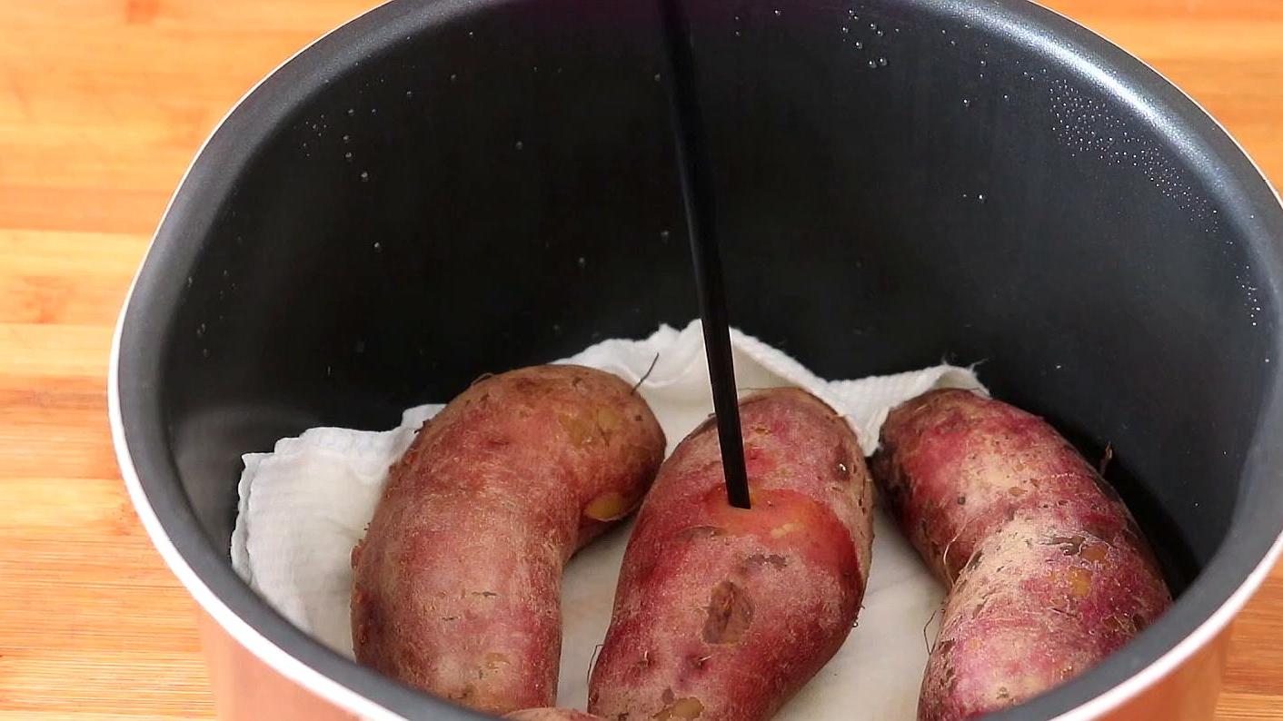 红薯吃了30年,这做法很少见,扔进电饭煲,出锅,全家都喜欢