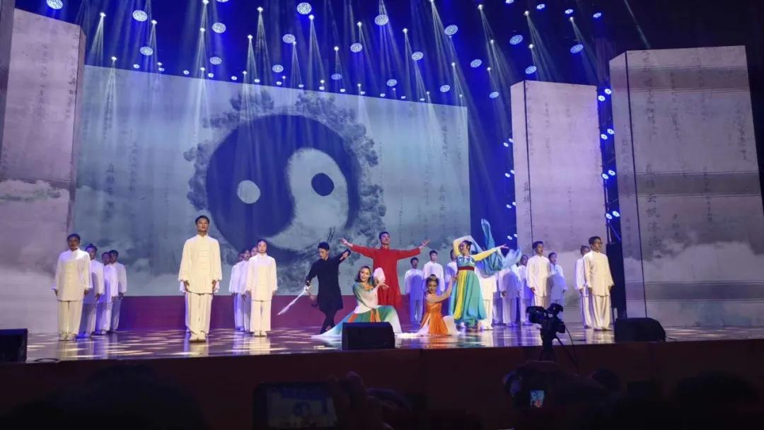 云南中医药大学喜迎60华诞