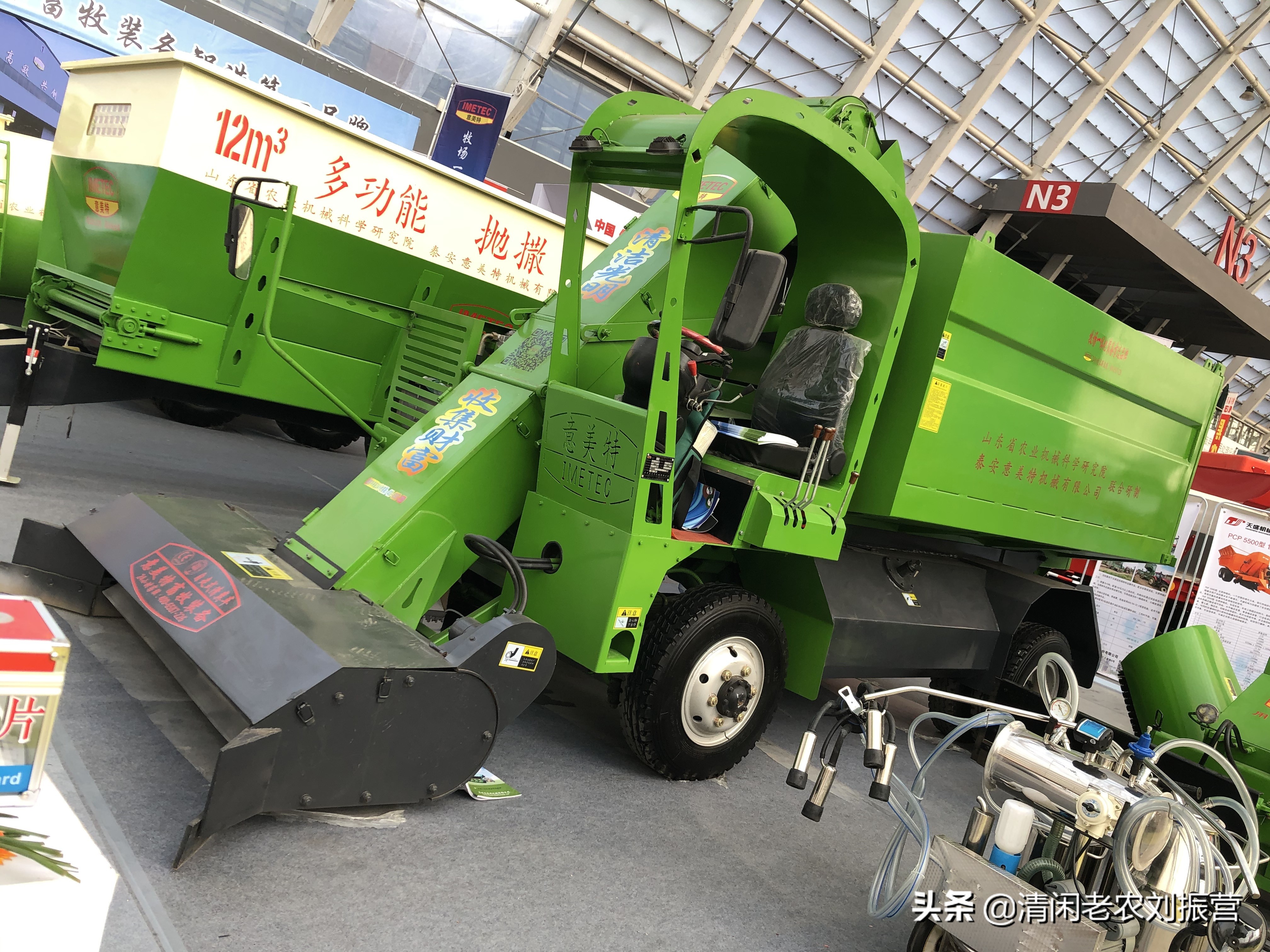 摟草打捆青貯，畜牧機(jī)械發(fā)力——國際農(nóng)機(jī)展上的牧草機(jī)械