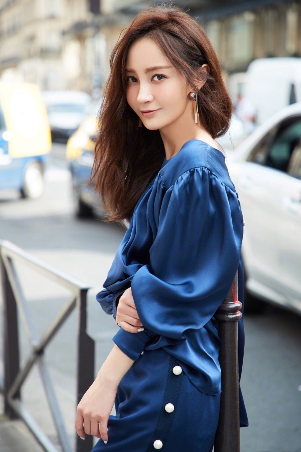 姚笛裹个"缎面睡衣"就出门,还把下摆塞裤腰,满满的穿搭小心机