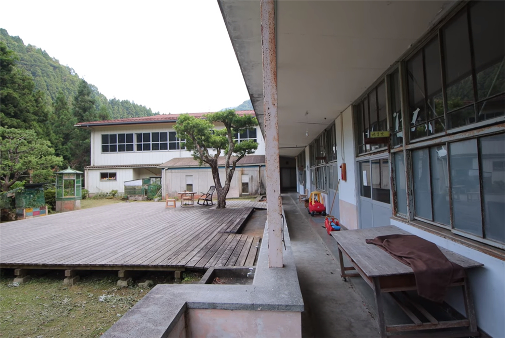 80后的他买下废弃学校，独居的日子一过就是7年，虽孤独却很自由