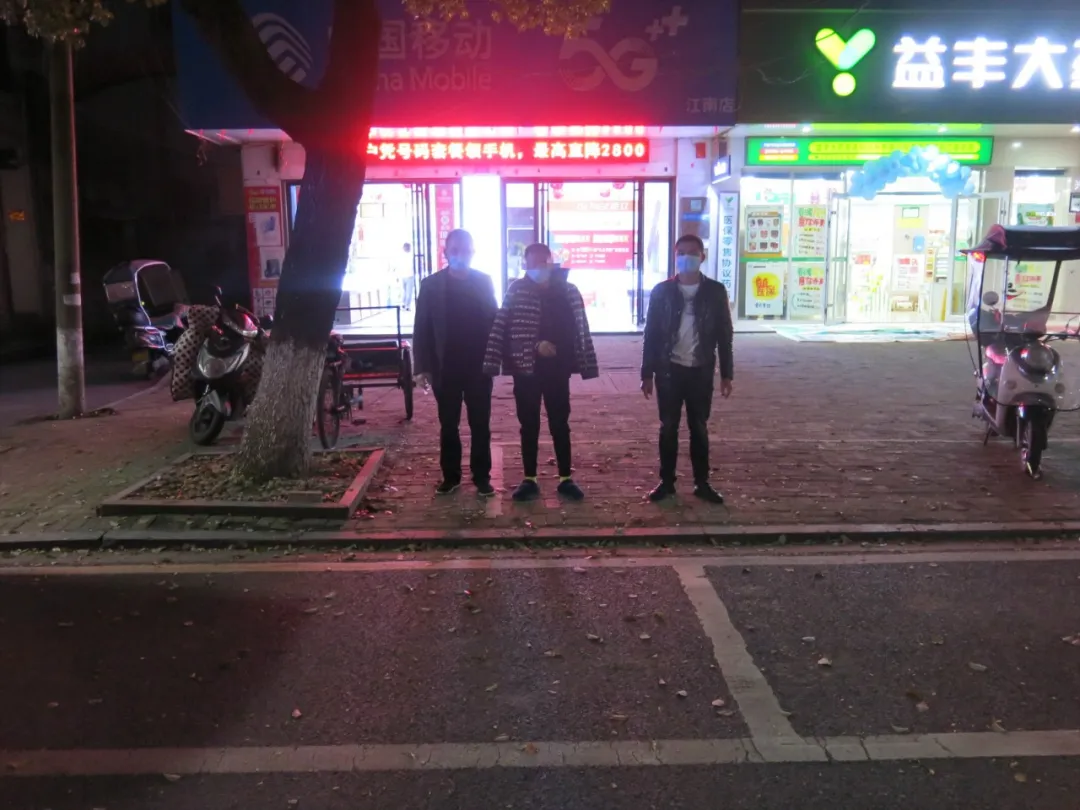 派出所长愣住了：两名年轻人开着轿车抢夺2瓶营养快线！