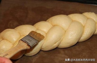 从业十年的面包师告诉你，在家怎么做香香甜甜的酥粒奶油面包