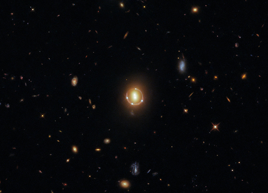 38亿光年外发现罕见的“五重奏”，空间强烈扭曲，爱因斯坦又对了