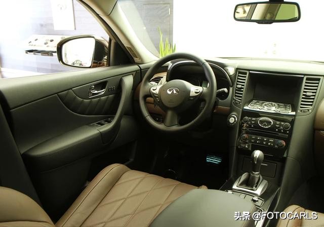 英菲尼迪FX37 3.7L V6实拍，让宝马X5/Q7吃灰的异类，售价79.9万