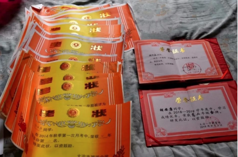 母亲双目失明，父亲单眼失明，自强不息的他以685分被清华录取