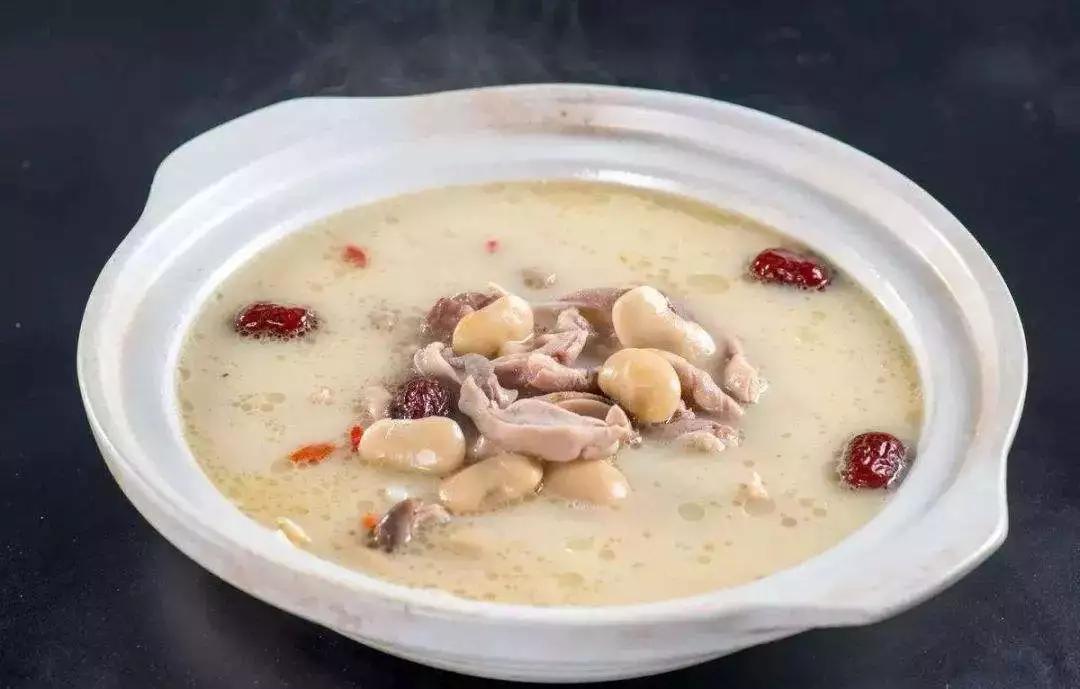 正餐配汤:莲子猪肚汤正餐菜:清蒸鱼,红苋菜,生菜,茶树菇牛肉,炒三丝辅