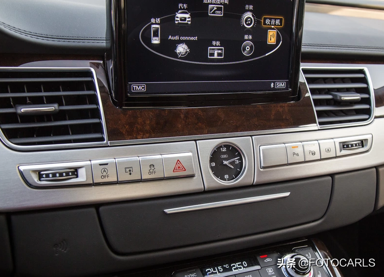 W12版奥迪A8L实拍，最迷人的前脸大灯，比同年奔驰S600L更阔气