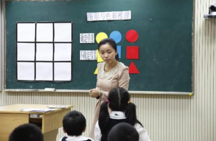 小学生数学题难倒家长，公交车往哪边开？车体完全对称该咋判断？
