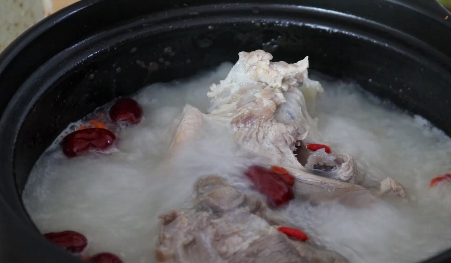 猪骨汤怎么熬白(猪骨汤的做法分享)- 解忧常识网