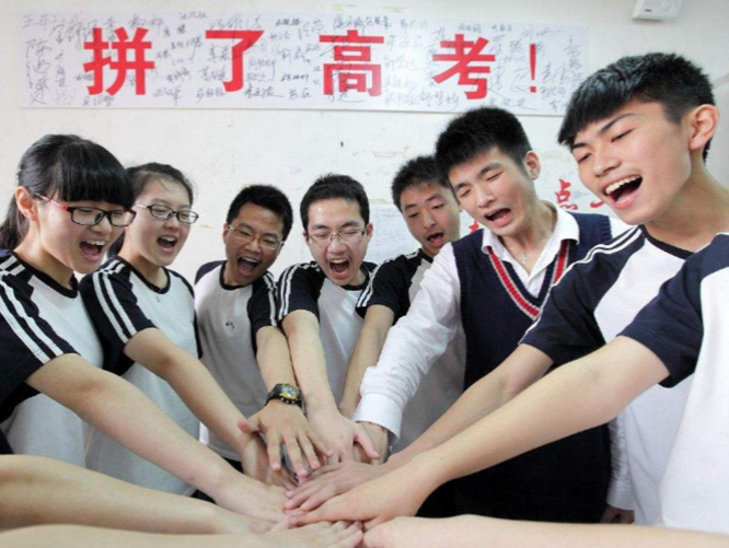 高三冲刺在即，手机不离手，自律与诱惑的较量悄然上演。