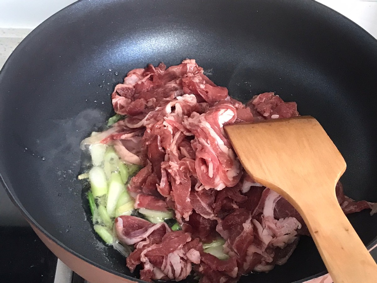 羊肉面条的做法家常（教你做简单快手汤鲜肉嫩的羊肉面）