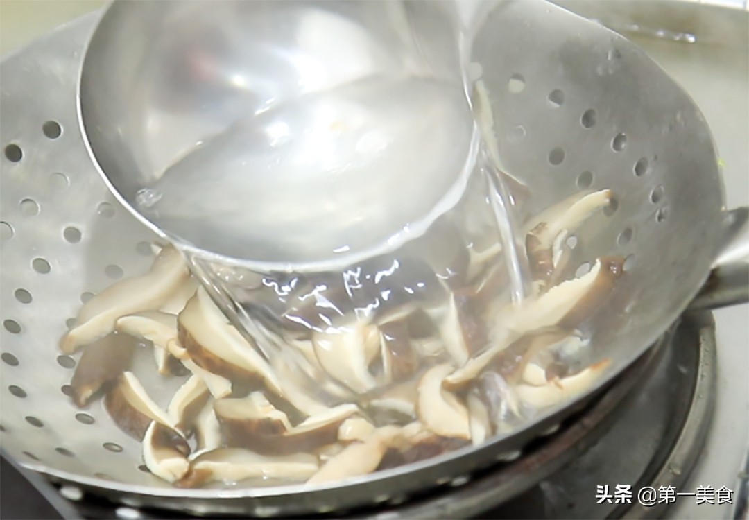 香菇小炒肉怎么做才好吃，大厨教分享技巧，香菇滑嫩，肉片不油腻