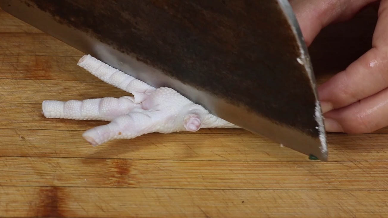 30年老保姆教我泡椒凤爪，味道正宗，酸辣过瘾，做法超简单