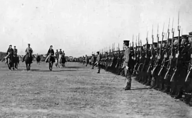 1951年一农民到乡公所讨水，看着毛主席像激动的说：他曾是我的兵