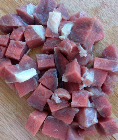 红烧牛肉怎么做？四川人常这样烧，瘦软不柴，一大盘端上桌就抢光