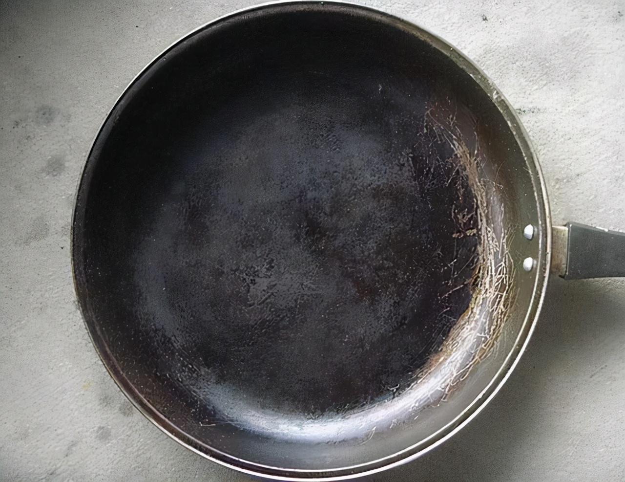 师突发奇想如果将特氟龙用在煎锅上会怎样,之后不粘锅便横空出世了