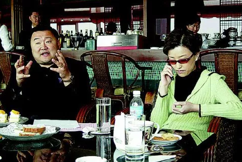 杨澜24岁儿子照片曝光，长相清秀不像爸爸，与人交谈母亲眼神紧跟