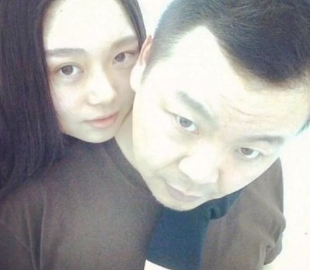 把劳斯莱斯开沟里，“网红鼻祖”晚晚的故事，远比你想象得更恶劣