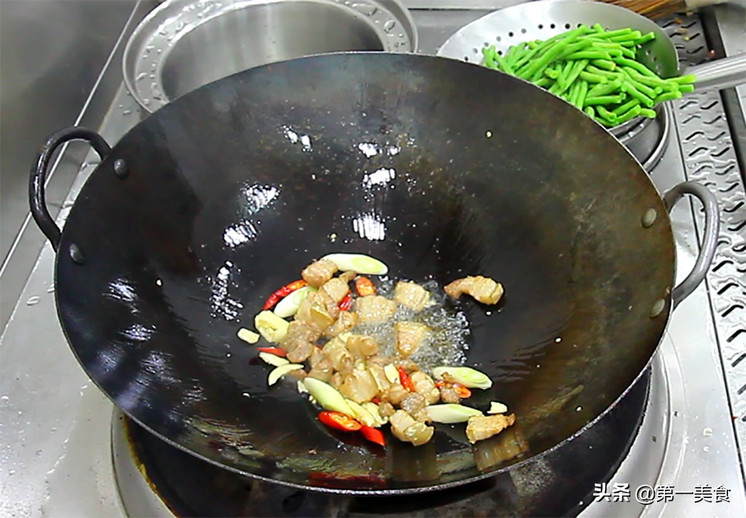 长豆角怎么炒好吃（分享一道美极长豆角的家常做法）