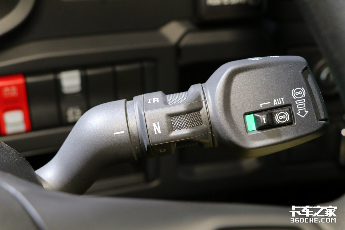 16升V8动力，国内最大马力消防车，斯堪尼亚R650能装10个人