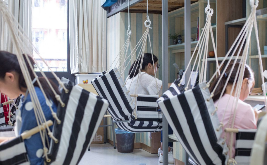 某大学推出“夫妻宿舍”，让学生夫妇同住，单身狗流下羡慕的泪水