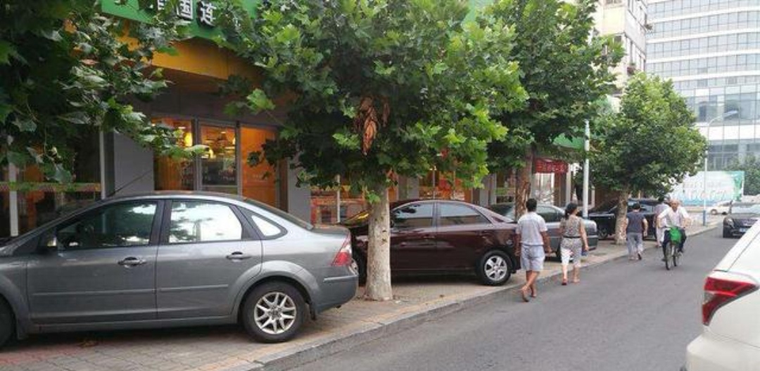 違規(guī)停車致人死亡遭巨額索賠，車主是否要負(fù)責(zé)？保險公司賠不賠？