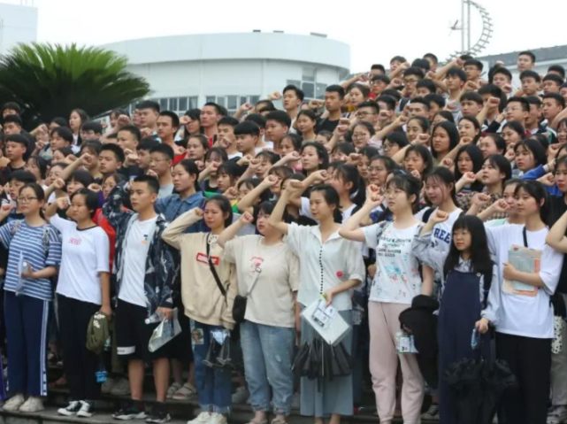 河北一考生被南开录取，通知书没拆开就被退学，网友：自作自受