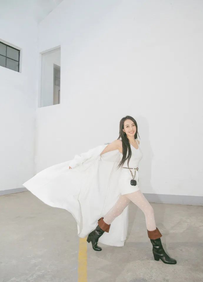 又被香奈儿支配了！秋冬时尚单品是紧身裤袜+七里靴，她们都穿了