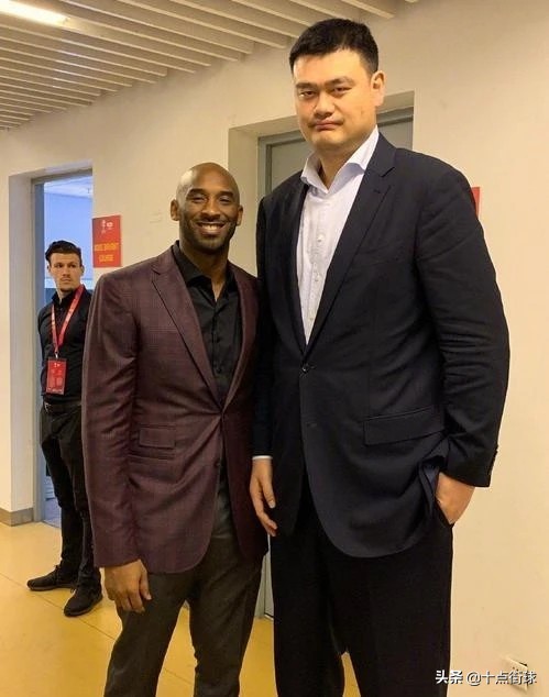 姚明为什么在nba被打(当年姚明膝盖被科比撞击，真的是导致他退役的主因吗？脚踝才是)