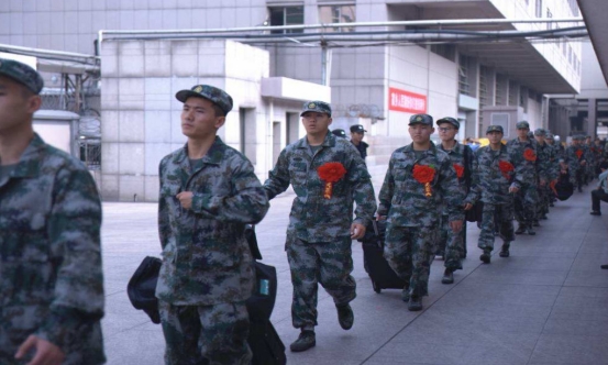大学生毕业前入伍，和毕业后当兵待遇差距不小，学生要了解清楚