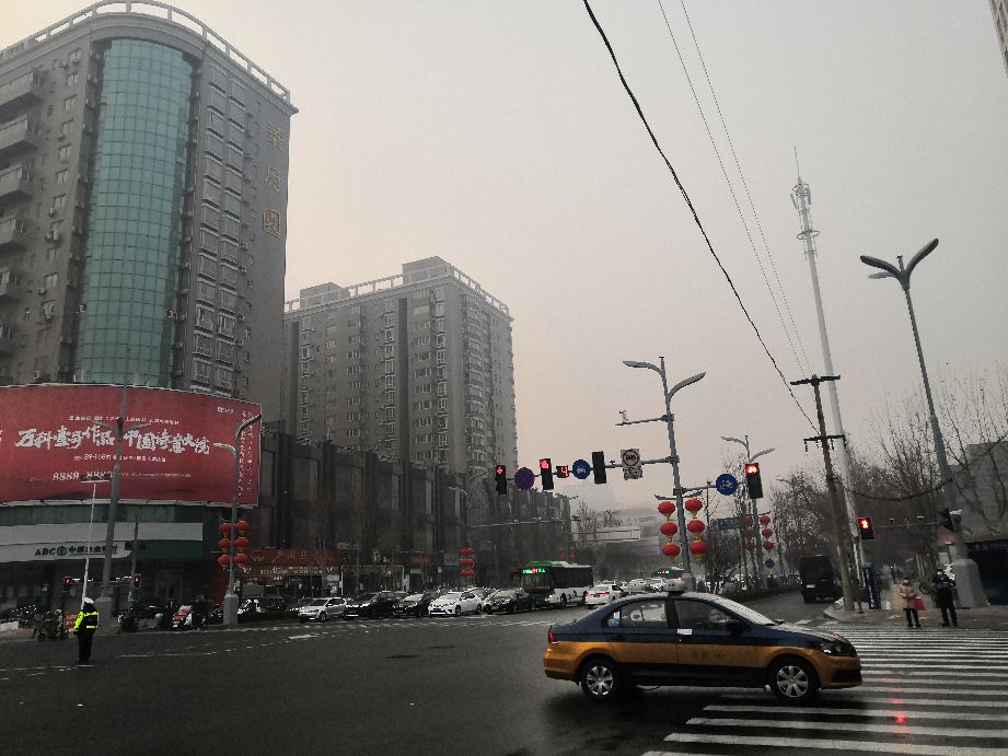伪善者学雷锋，表面光鲜实则空；两面做人终露馅，真心何在？
