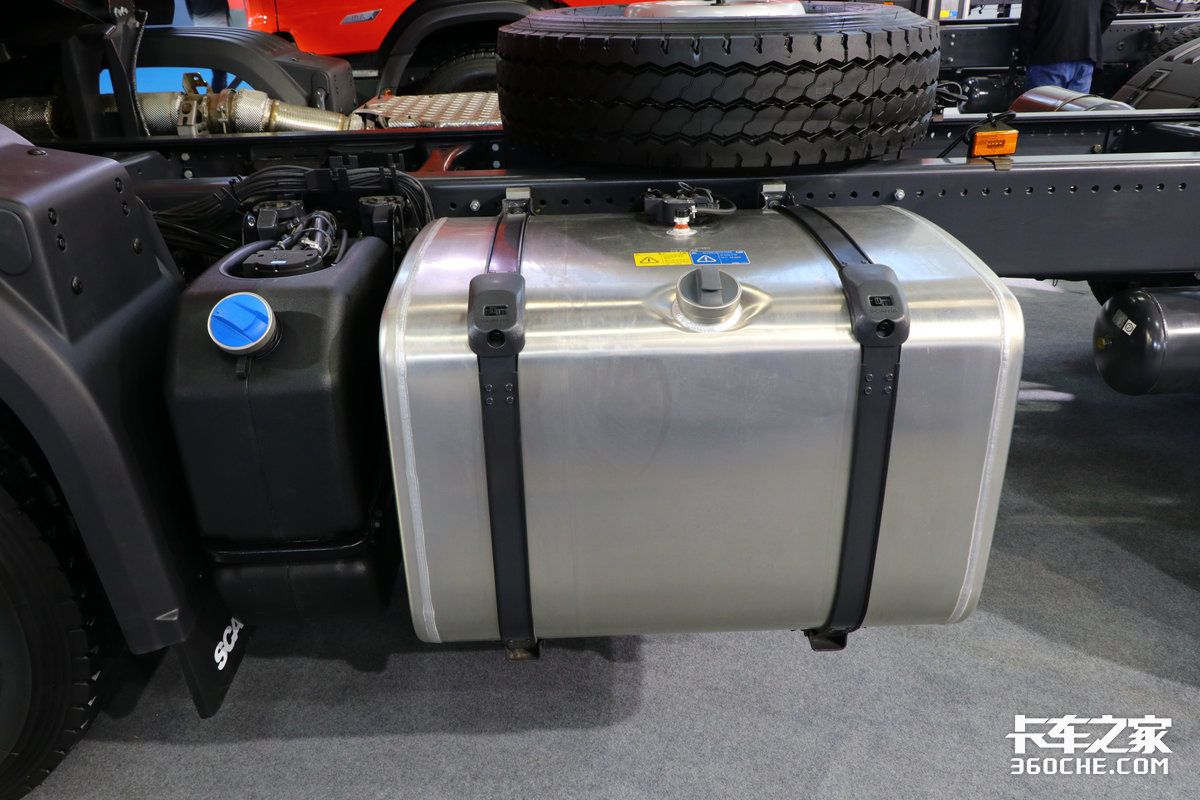 16升V8动力，国内最大马力消防车，斯堪尼亚R650能装10个人