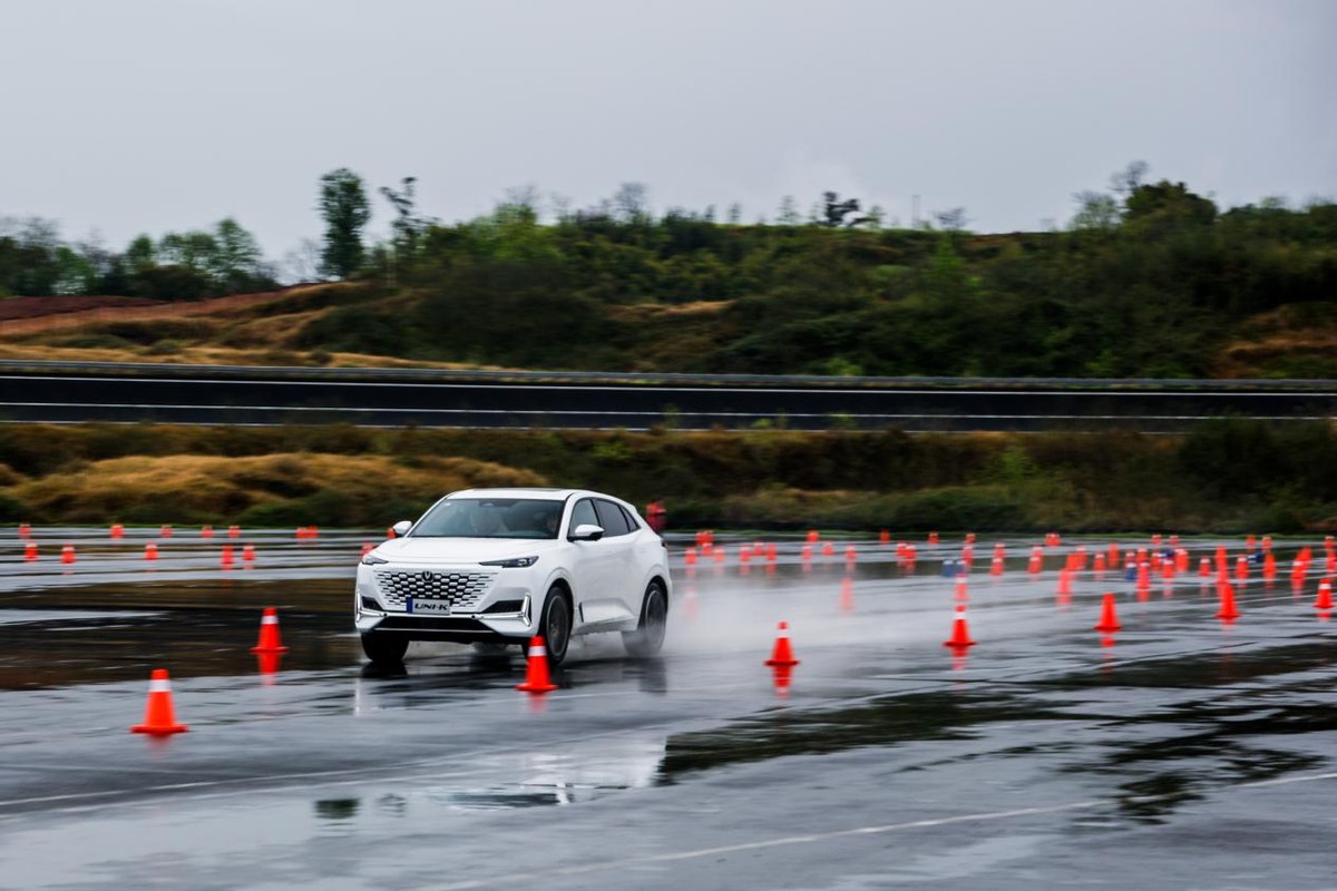 不到20万大五座中型SUV，长安UNI-K能跟冠道拼一拼吗？