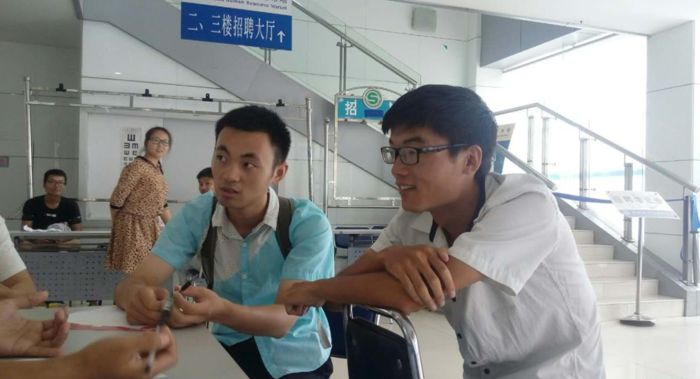 寒门学子毕业后就业现状，被企业无情“薅羊毛”，本科学历成废纸