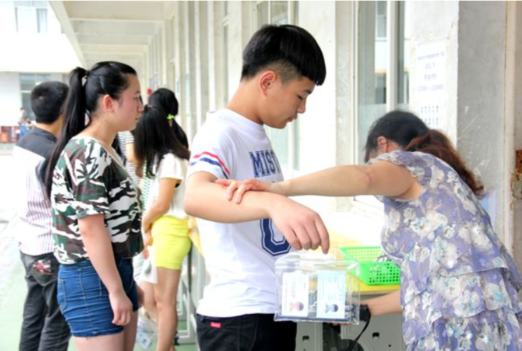 高考时不许考生戴框架眼镜？“无声考场”有新规，考生别忽视