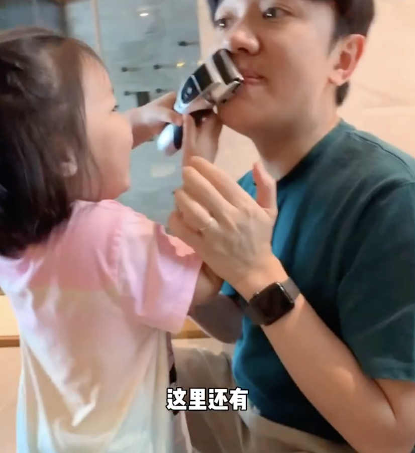 王祖蓝晒女儿帮剃胡须，Gabby却分心对镜摆拍，古灵精怪像爸爸