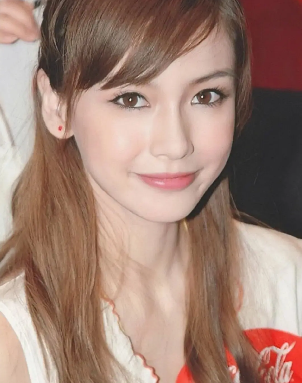 费尽心思挤进贵妇圈？钮钴禄·杨颖人脉不断升级，野心到底是啥？