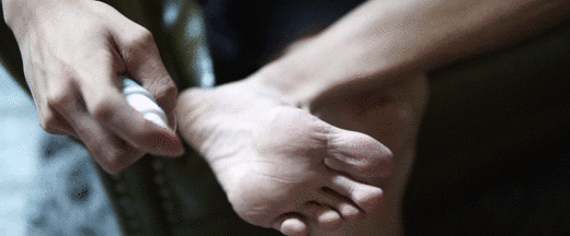 脚臭怎么办？老博士教你一招，3秒去除异味