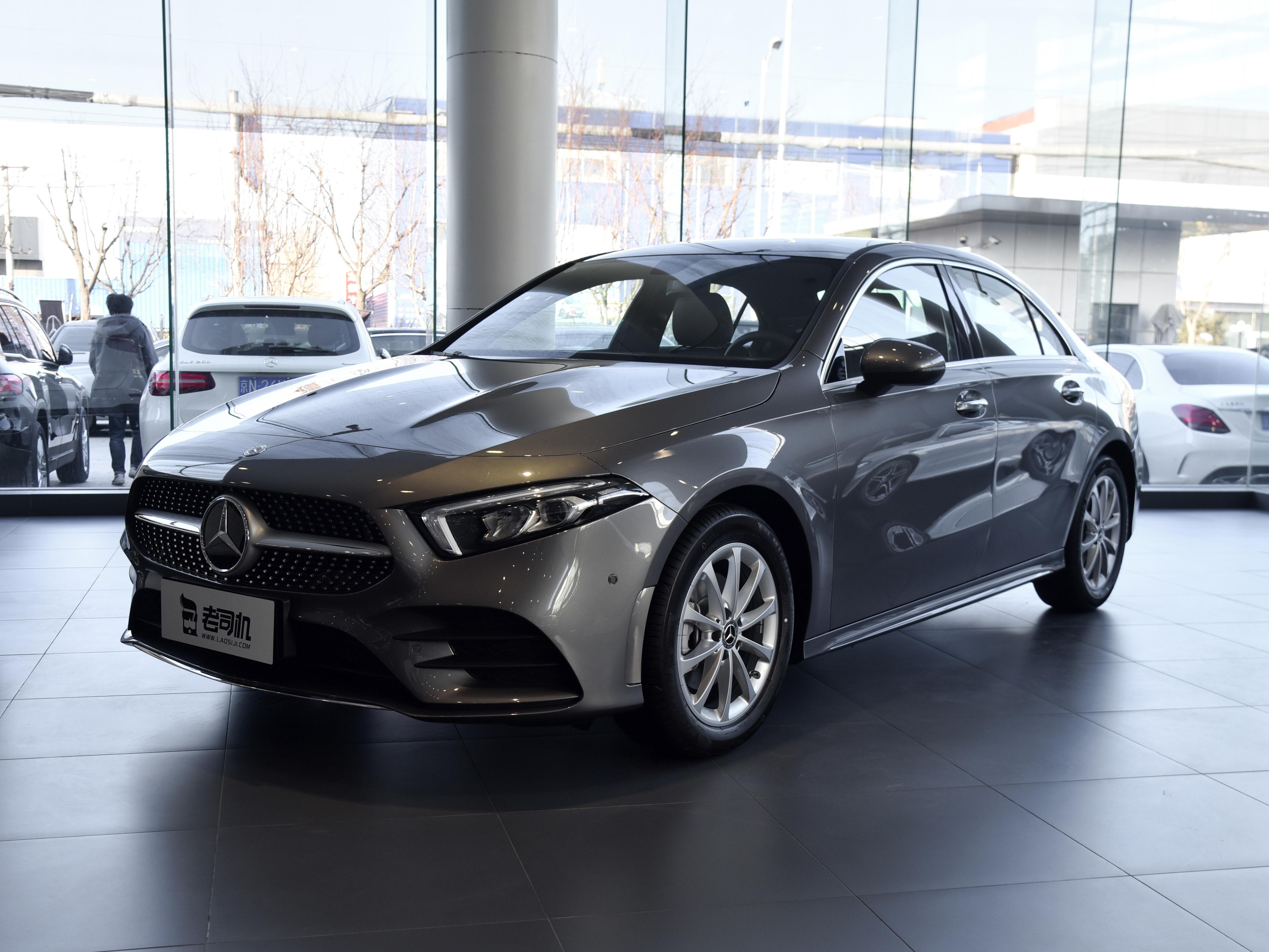 入门也有三叉星徽,21.18万就能买,没比迈腾贵多少,实拍奔驰a级