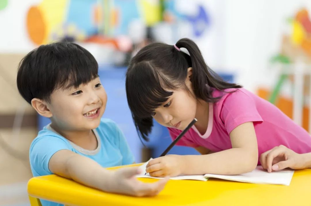 孩子处于叛逆期该怎样管教？与其“硬碰硬”，不如换种方法试试