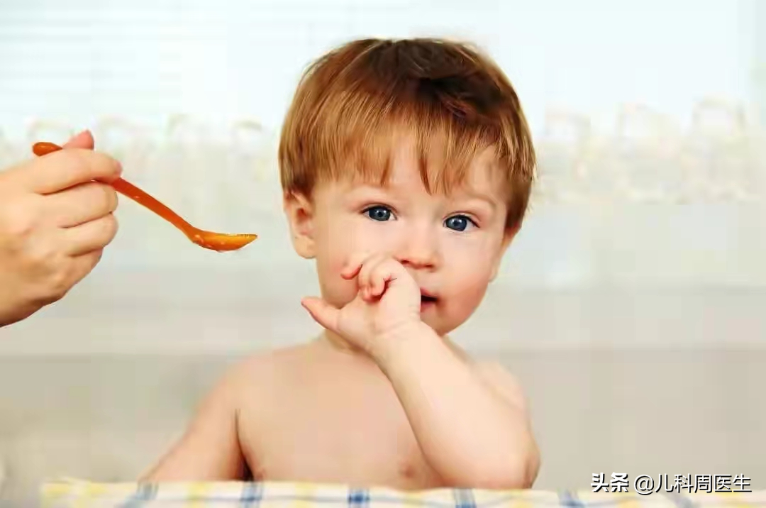 孩子“啃手指”不好改正，该让缺锌缺钙背锅吗？解决安全感很重要