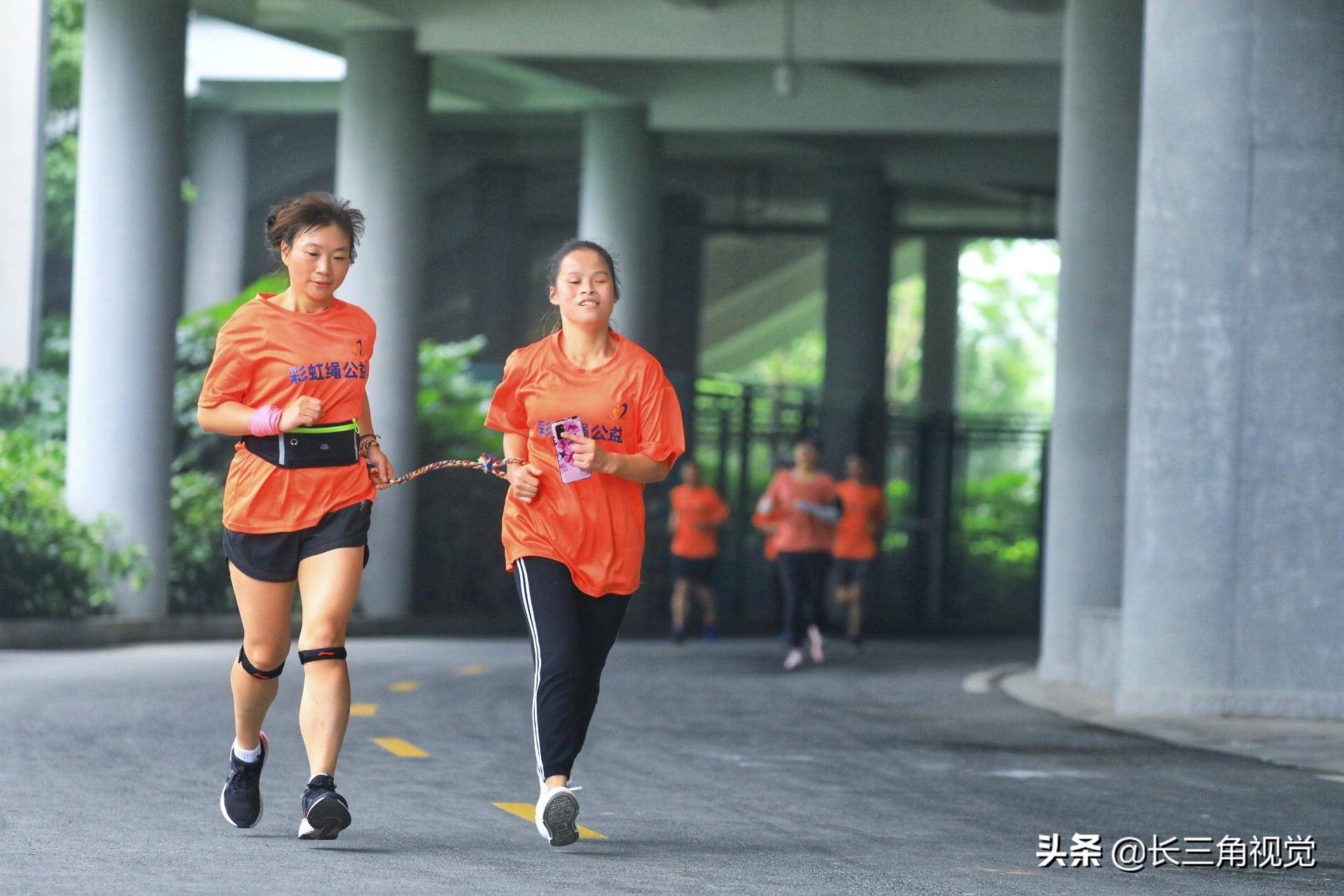 为爱奔跑！雨中，那一道七彩的虹……