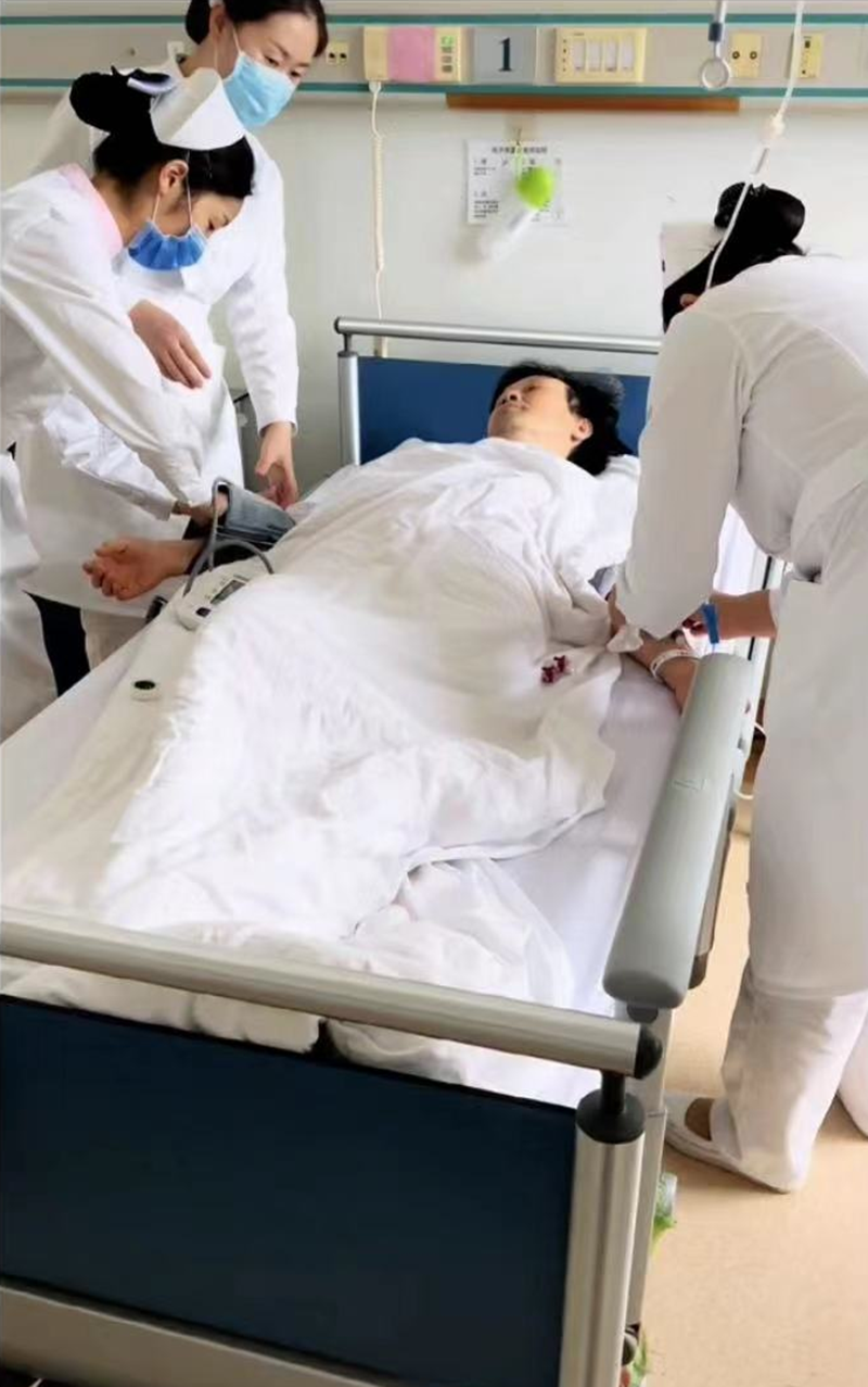 主持人李彬曝病情現狀！輾轉做檢查憔悴消瘦，和醫生度中秋仍樂觀