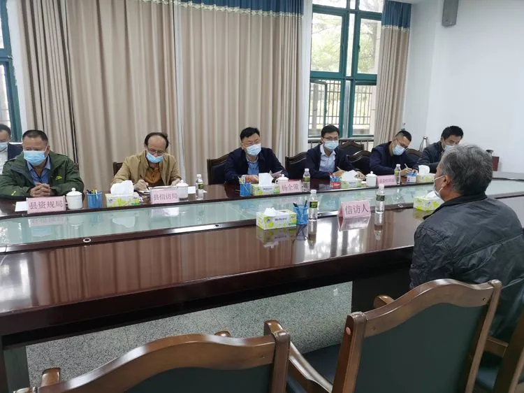 澄迈县委常委、组织部部长杨全策到县信访服务中心接待来访群众