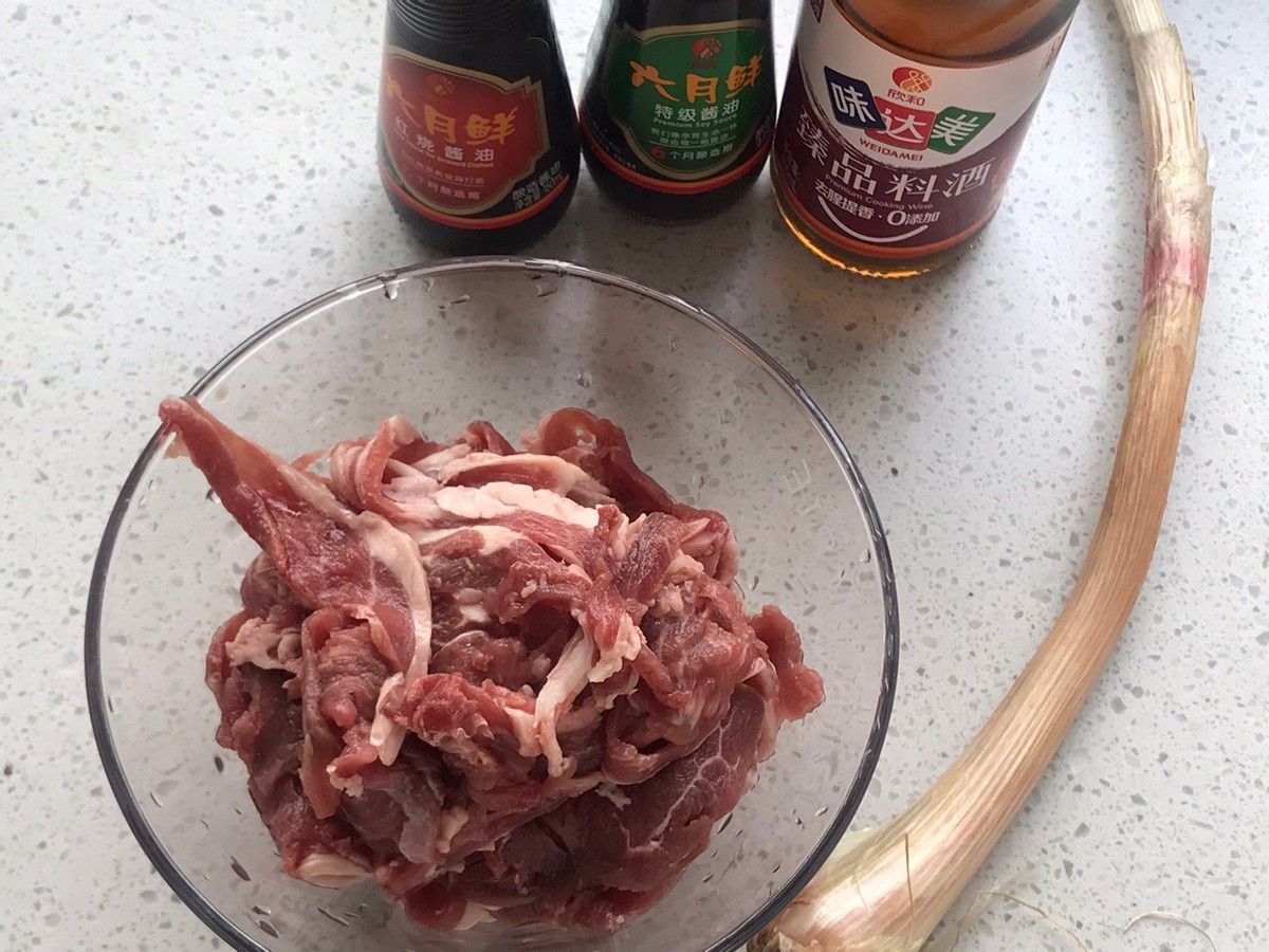 羊肉面条的做法家常（教你做简单快手汤鲜肉嫩的羊肉面）